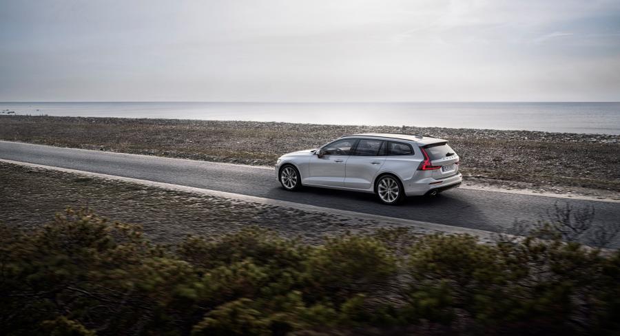  Volvo V60 T6 Momentum 2018 года  (WW) (фото 11 из 15)
